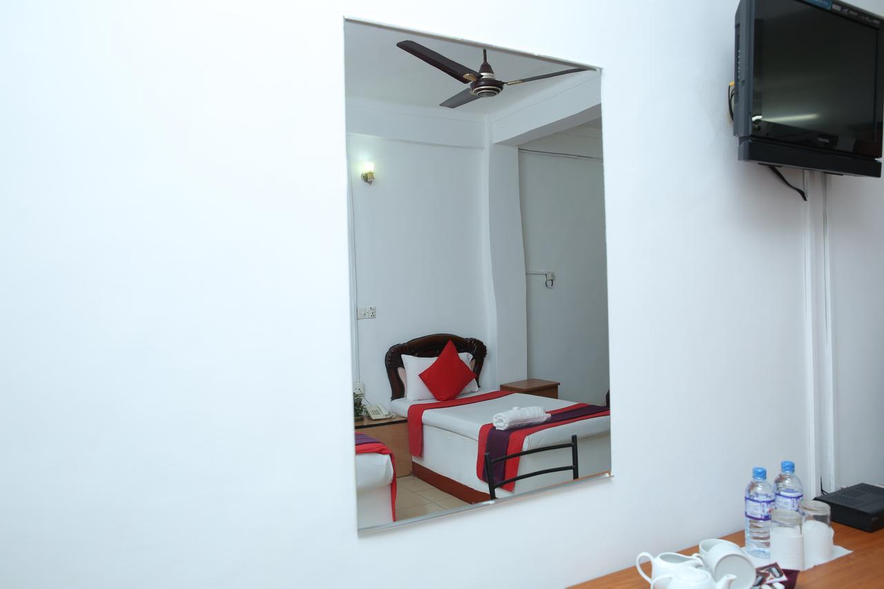 Hotel Nelly Vavuniya Esterno foto
