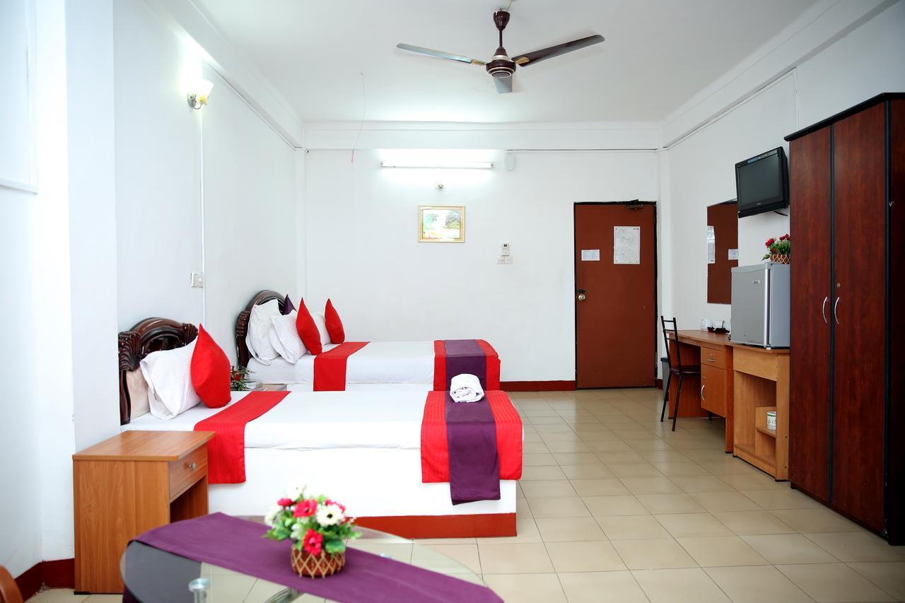 Hotel Nelly Vavuniya Esterno foto