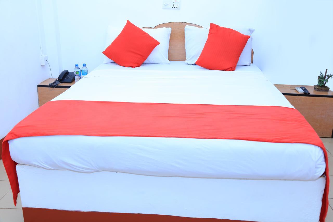 Hotel Nelly Vavuniya Esterno foto